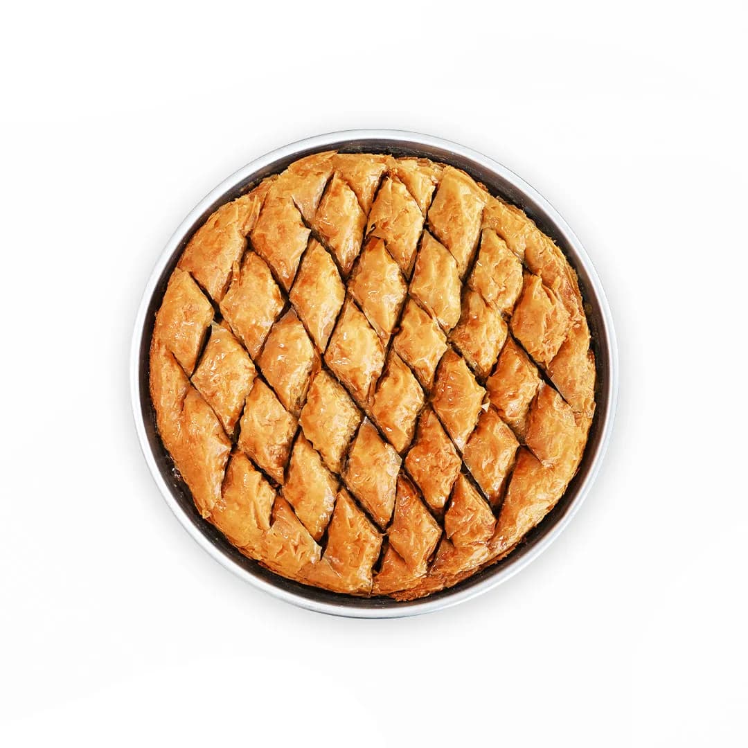 Korrier festiv i Pastiçeri Lika që dorëzon tepsi bakllavaje për Vitin e Ri.